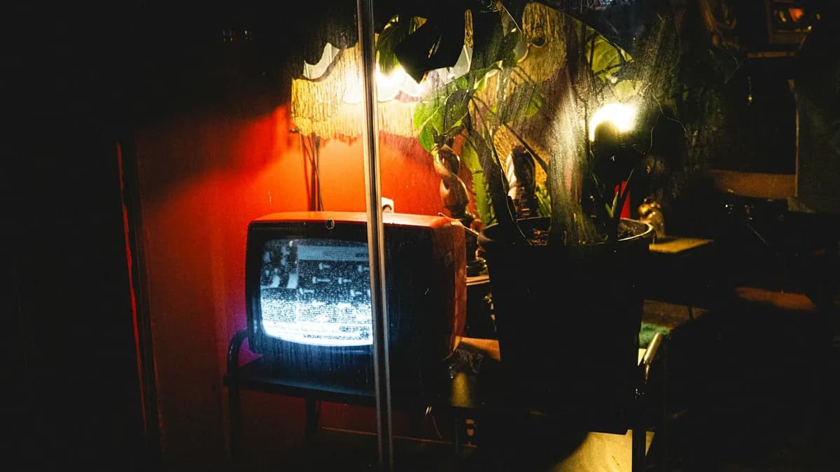 Samsung Fernseher im Wohnzimmer mit eingeschaltetem Bildschirm am Abend