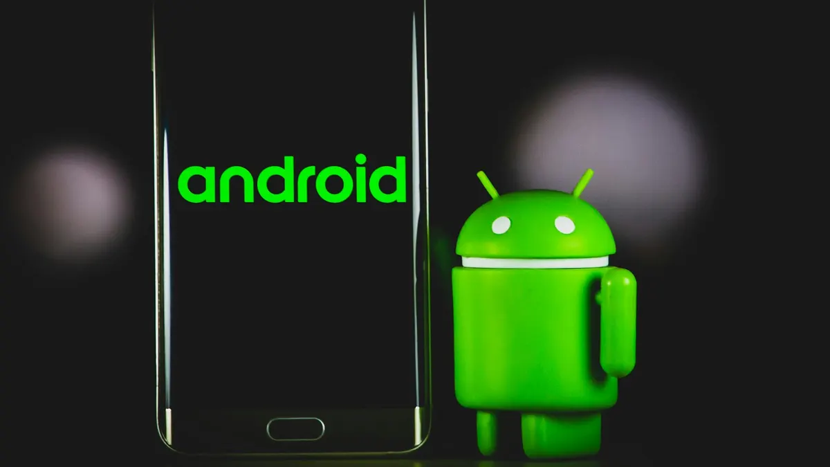 Person hält ein Smartphone mit IPTV-App neben einem Android-TV-Gerät