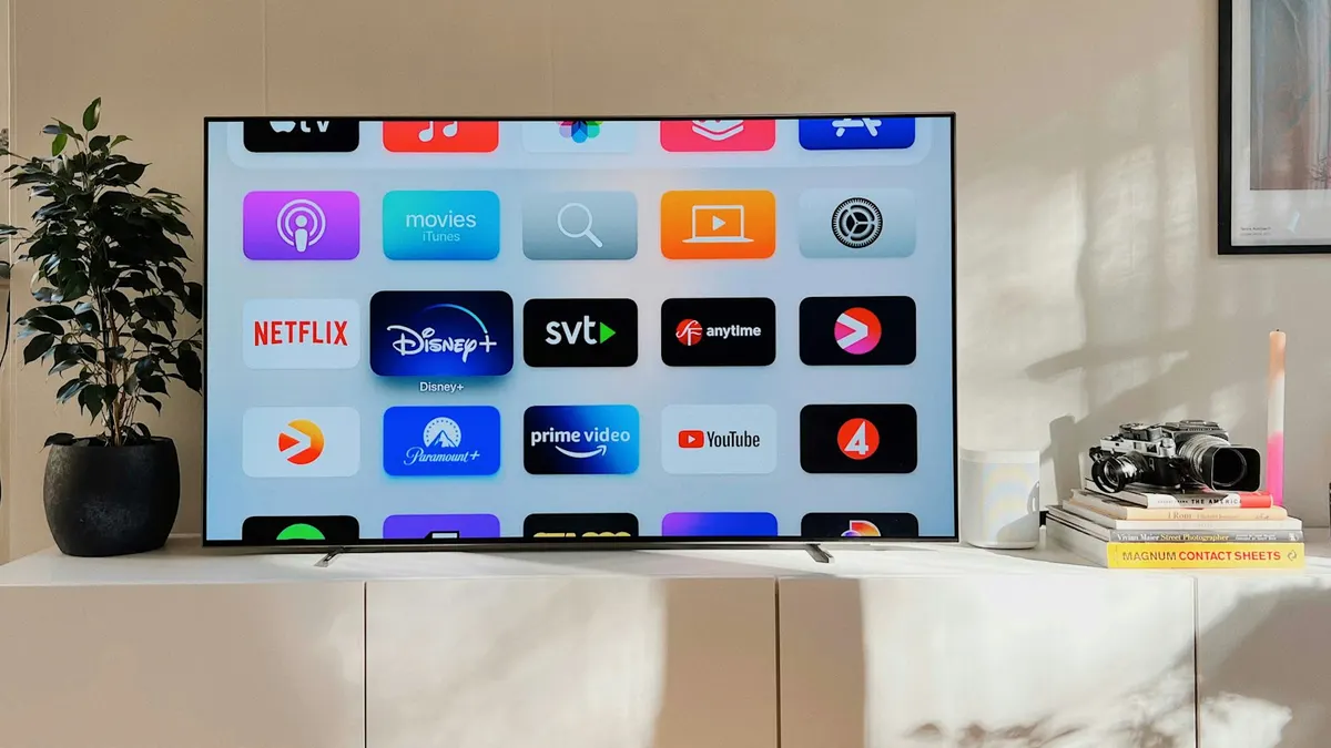 Fire TV Startbildschirm mit App-Kacheln auf einem großen Wohnzimmerfernseher