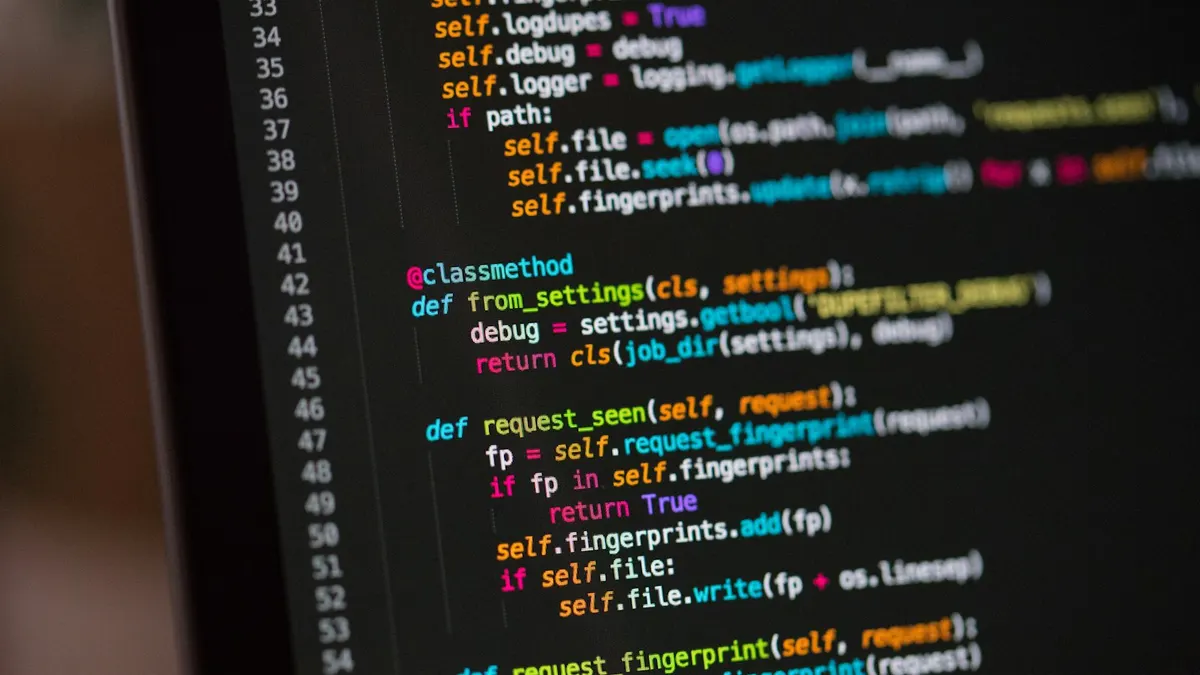Bildschirm mit Programmiercode einer M3U-Playlist-Datei in einem Texteditor