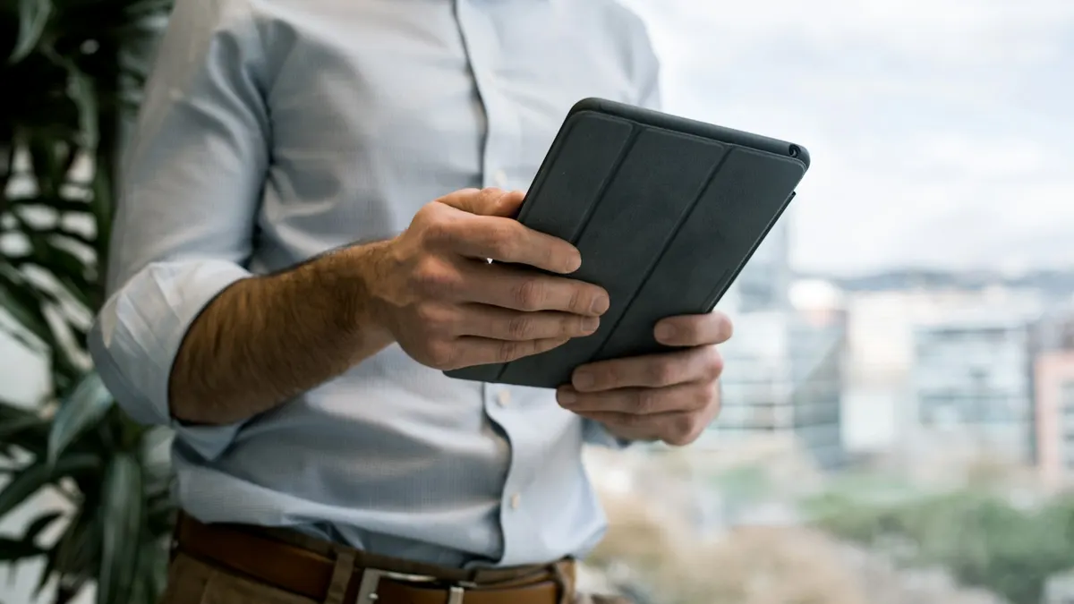 Person testet IPTV Stream und Senderliste konzentriert auf einem Tablet