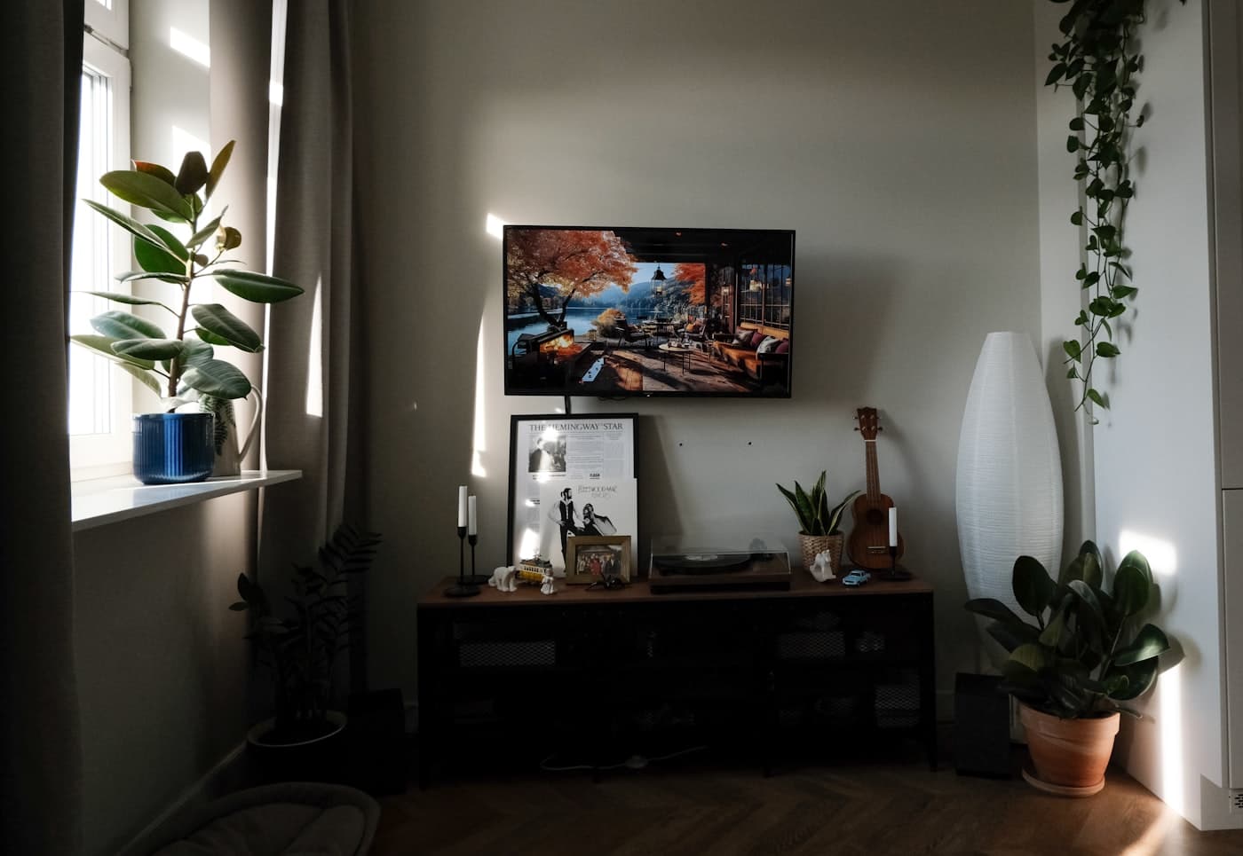 Großer Smart-TV mit lebendigen Inhalten in einem hellen, modernen Wohnzimmer