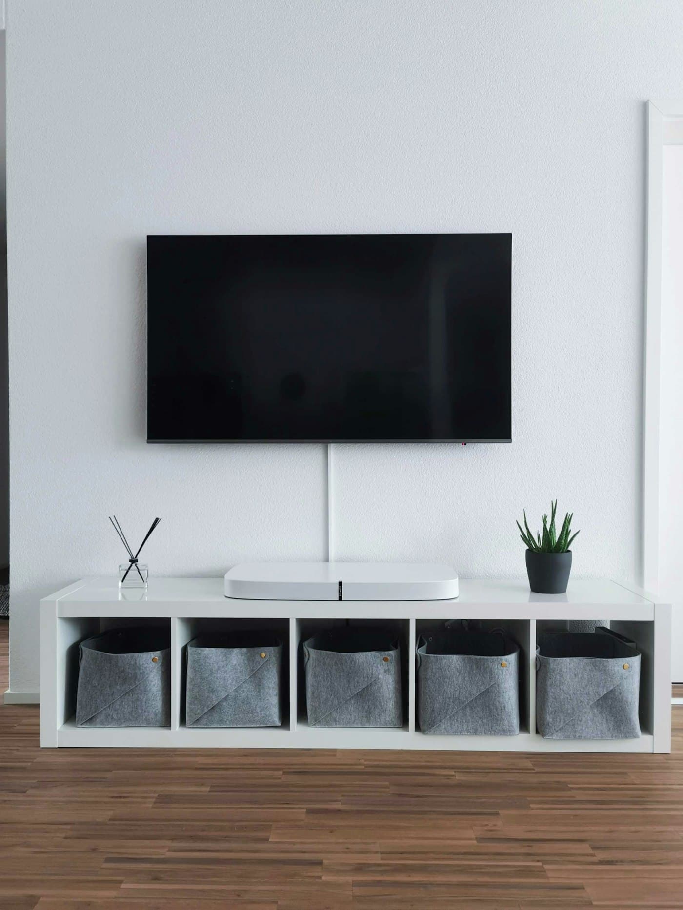 Minimalistischer, wandmontierter Smart-TV, bereit für die Einrichtung von IPTV Germany