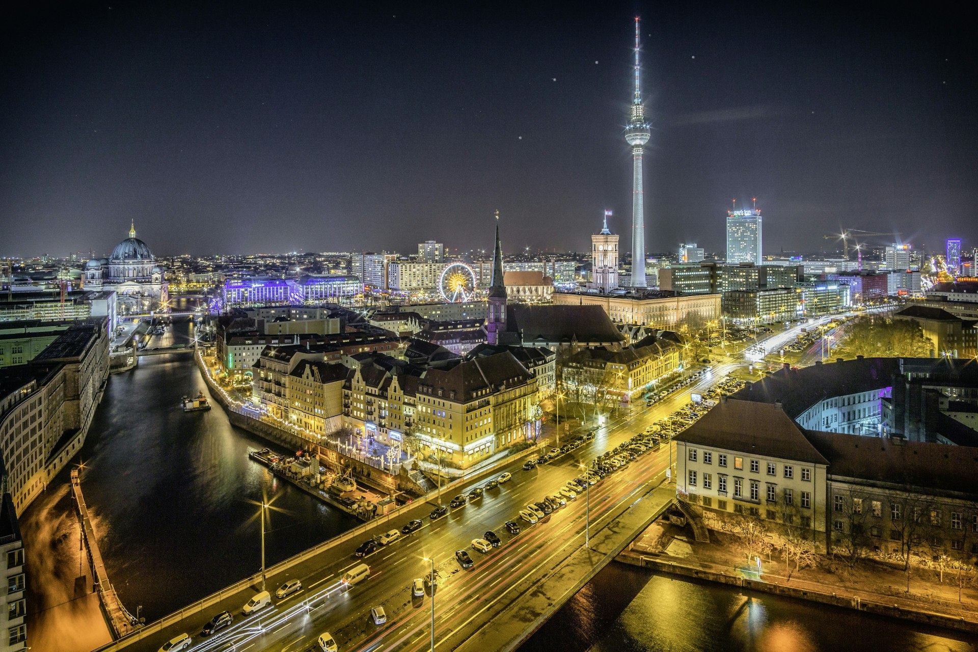 Skyline bei Nacht mit einem markanten Fernsehturm, symbolisch für die deutschlandweite Streaming-Abdeckung von IPTV Germany