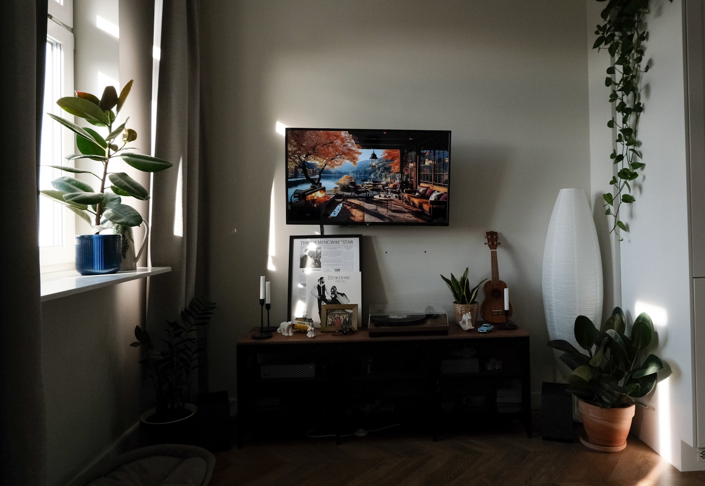 Großer Smart-TV mit lebendigen Inhalten in einem hellen, modernen Wohnzimmer